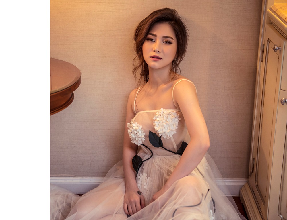 Hương Tràm không cần hở hang vẫn gợi cảm hết cỡ Hương Tràm không cần hở hang vẫn gợi cảm hết cỡ